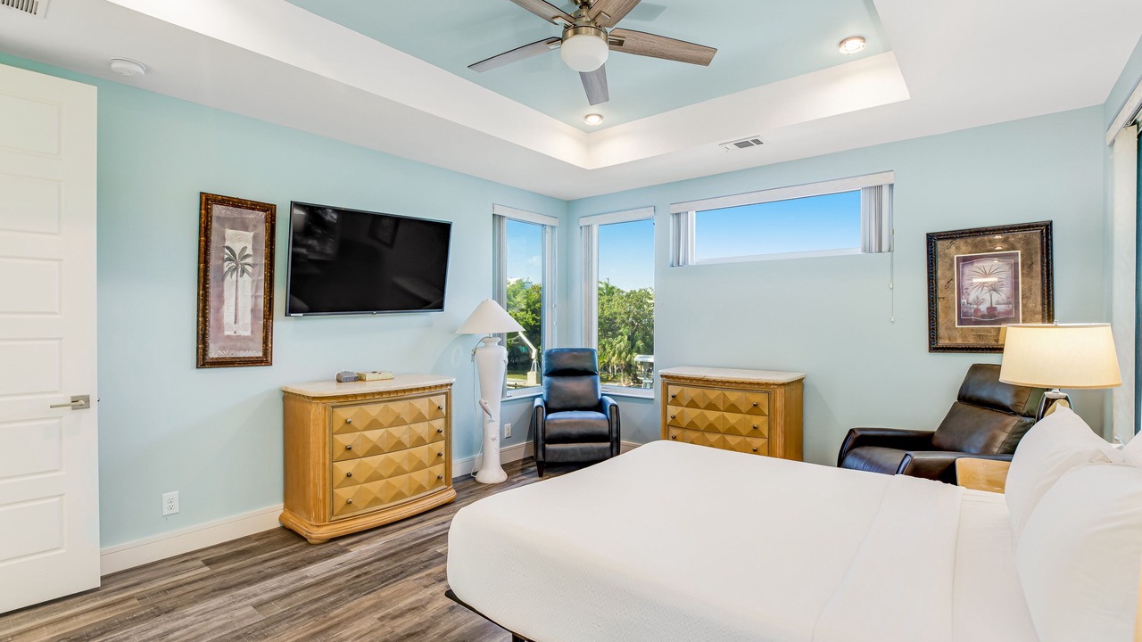 Photo of Bedroom in Doctor's Arm