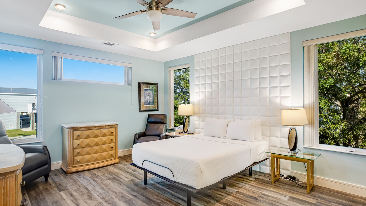Photo of Bedroom in Doctor's Arm