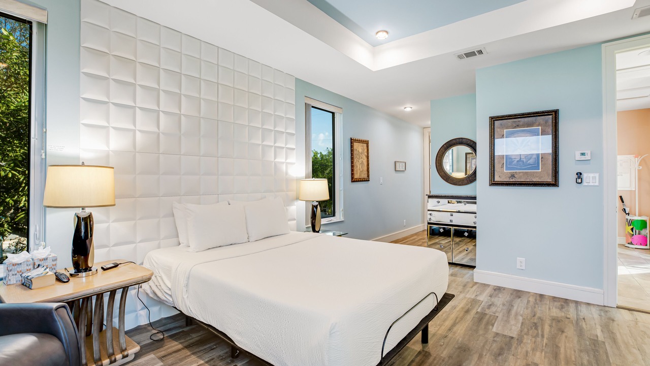 Photo of Bedroom in Doctor's Arm