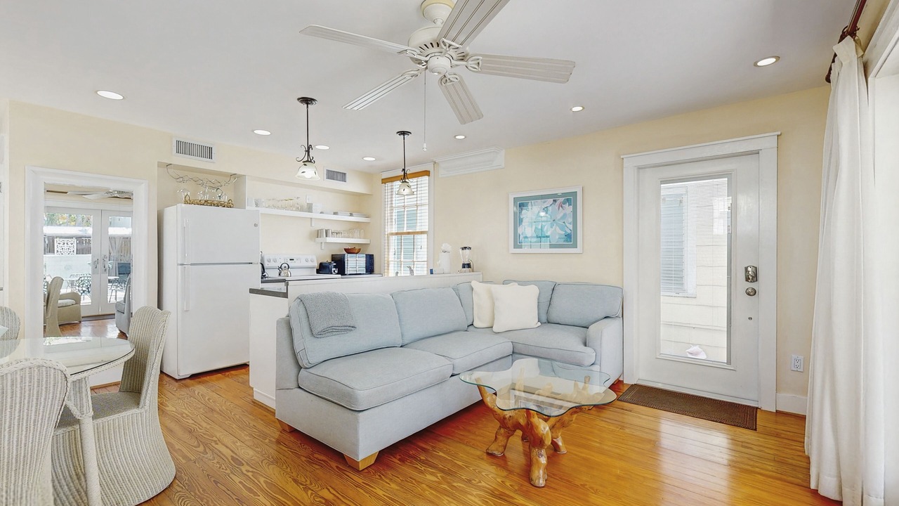 Photo of Livingroom in Uptown - Upper Duval