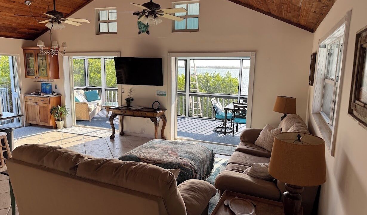 Photo of Livingroom in Breezeswept Beach Estates