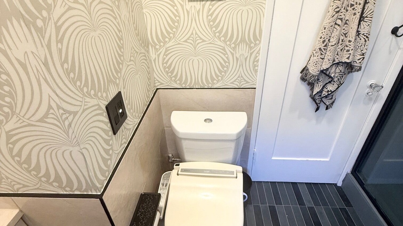 Photo of Bathroom in Greater Wilshire - Hancock Park