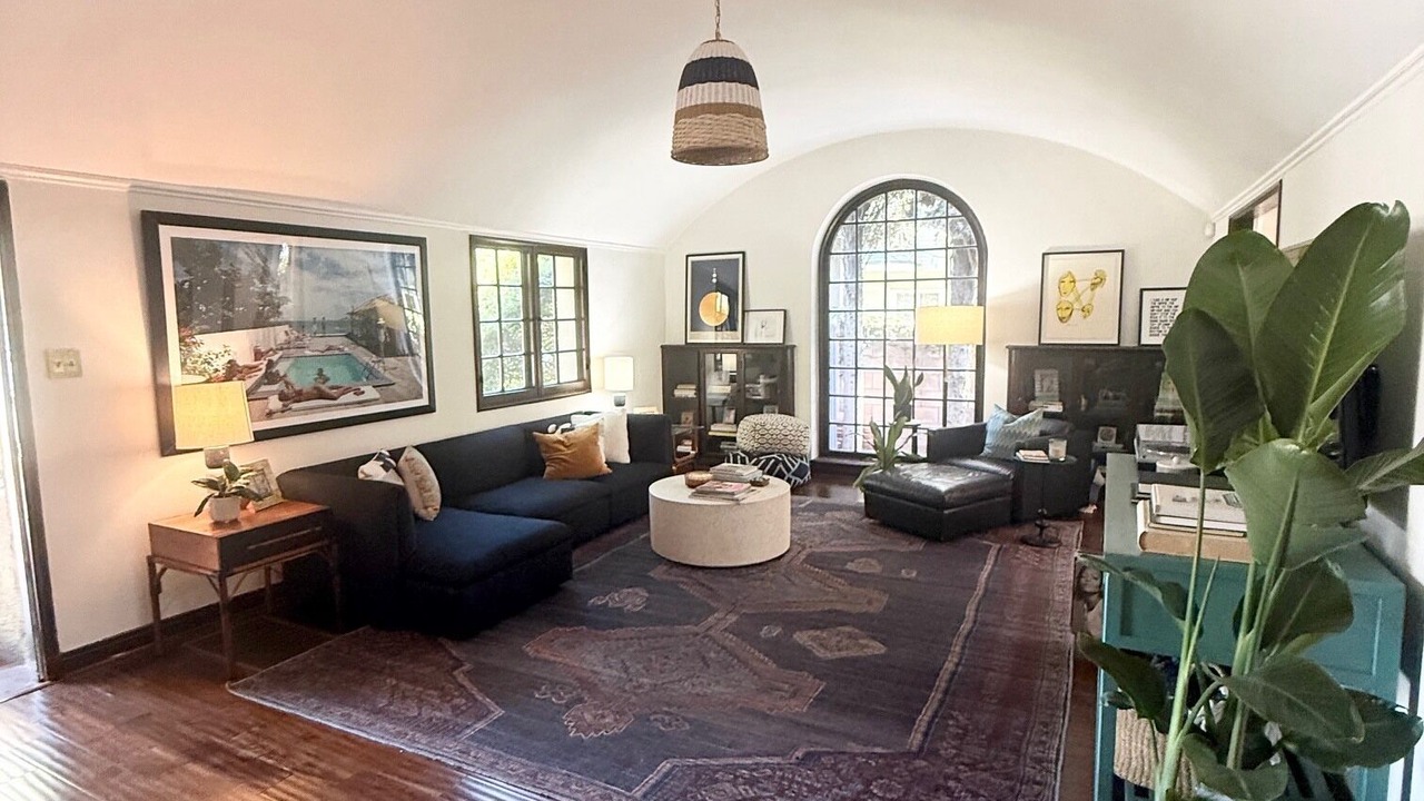 Photo of Livingroom in Greater Wilshire - Hancock Park