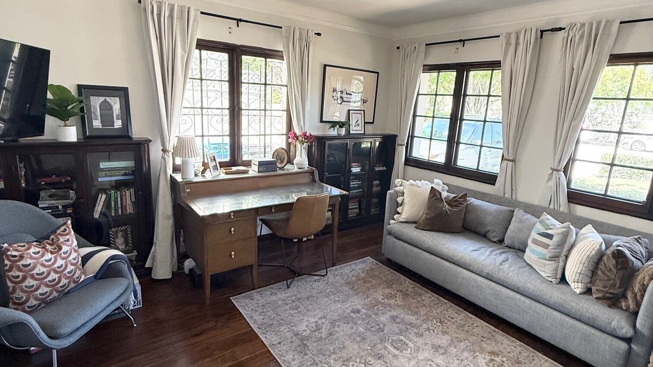 Photo of Livingroom in Greater Wilshire - Hancock Park