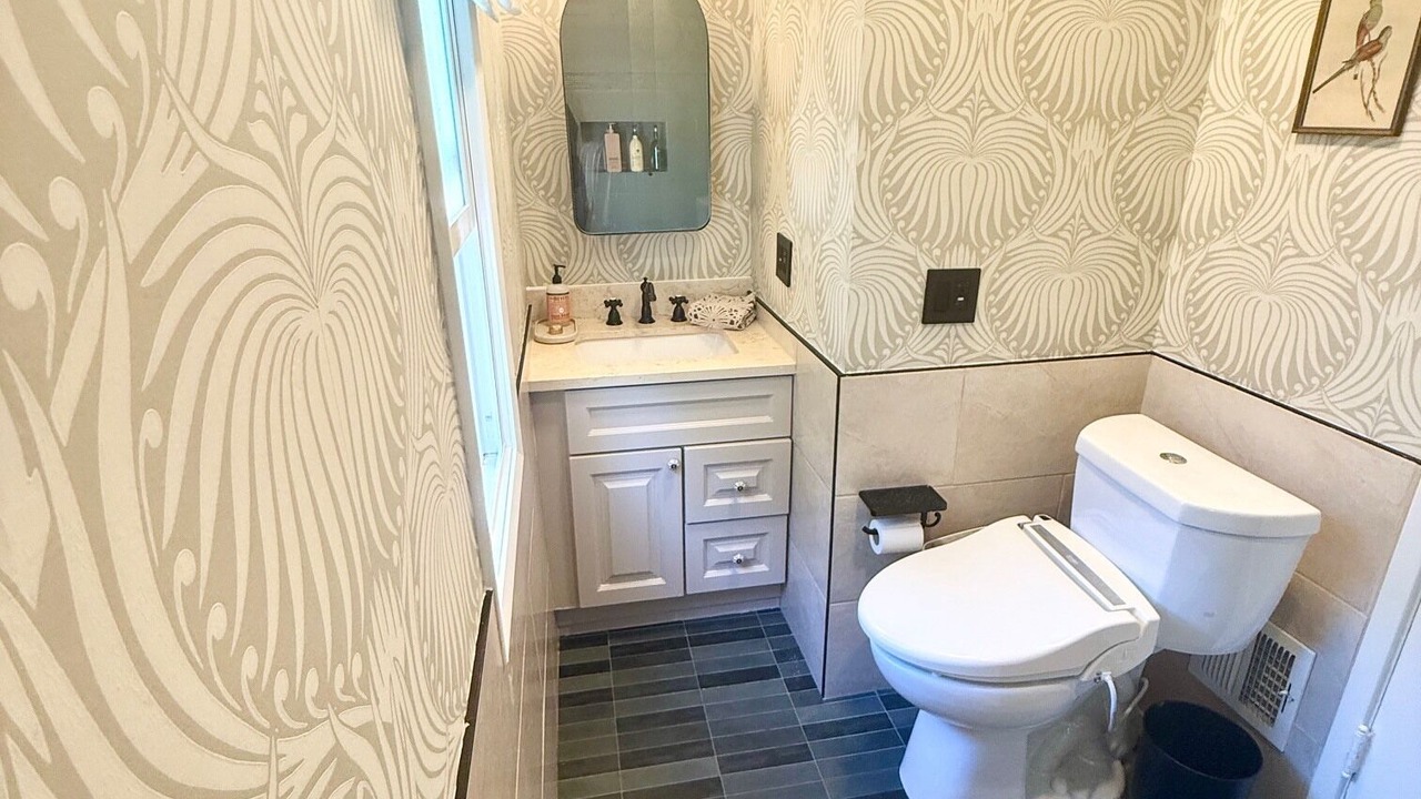 Photo of Bathroom in Greater Wilshire - Hancock Park