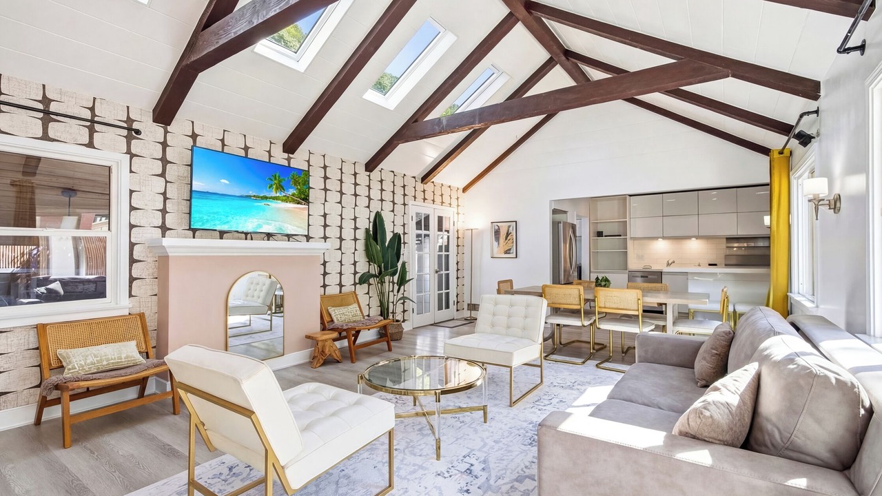 Photo of Livingroom in Beverly Glen
