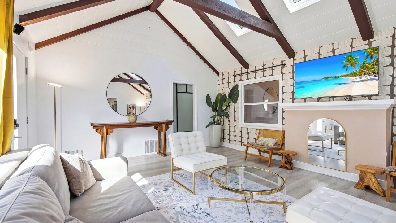Photo of Livingroom in Beverly Glen