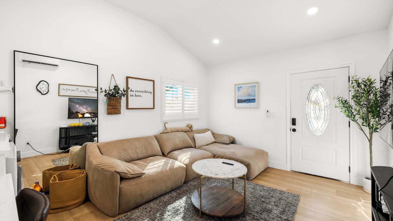 Photo of Livingroom in Compton