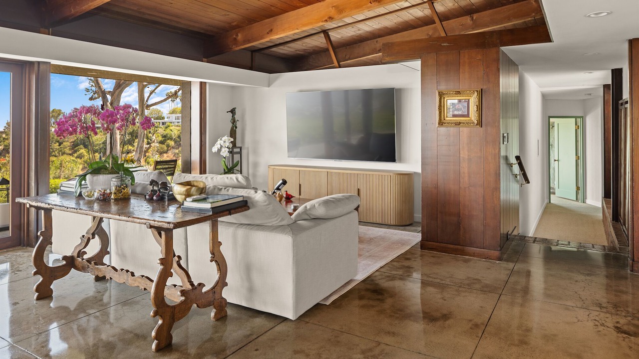 Photo of Livingroom in Beverly Glen