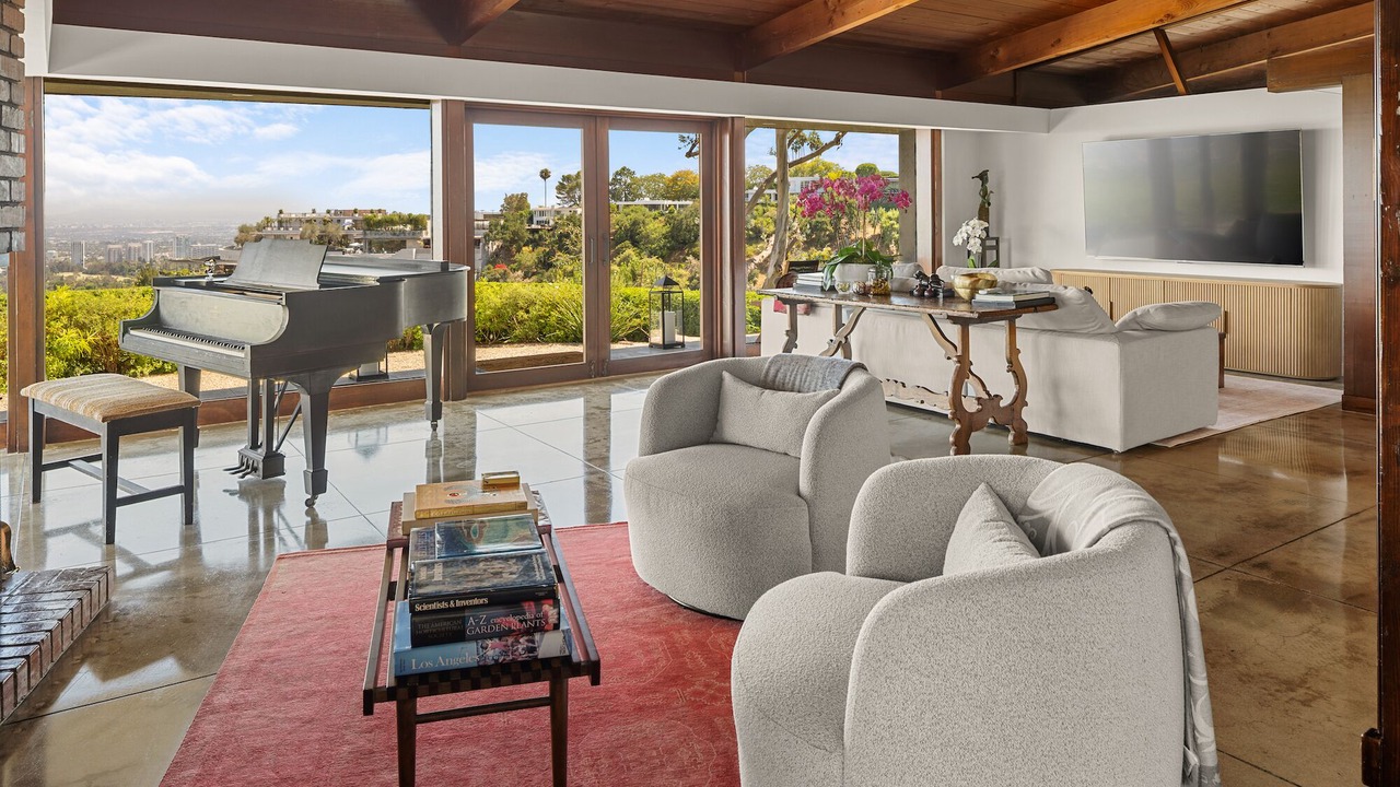 Photo of Livingroom in Beverly Glen