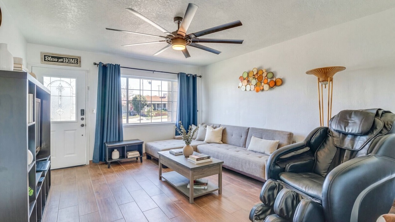 Photo of Livingroom in Palmdale