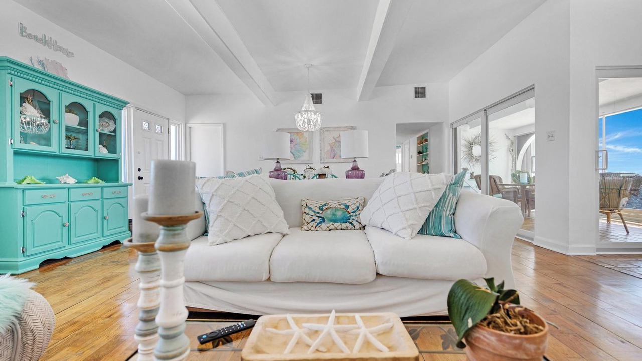 Photo of Livingroom in Long Beach Estates