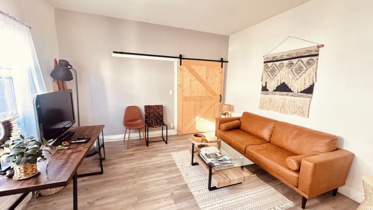 Photo of Livingroom in Pico-Union