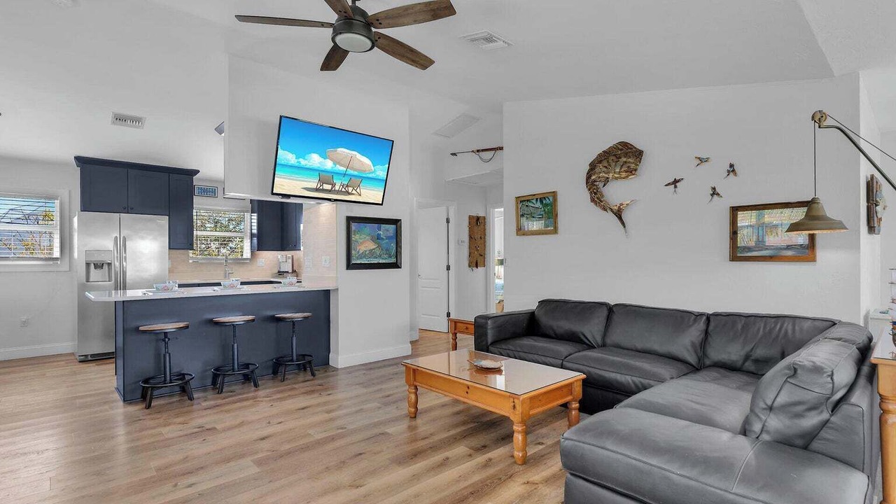 Photo of Livingroom in Breezeswept Beach Estates