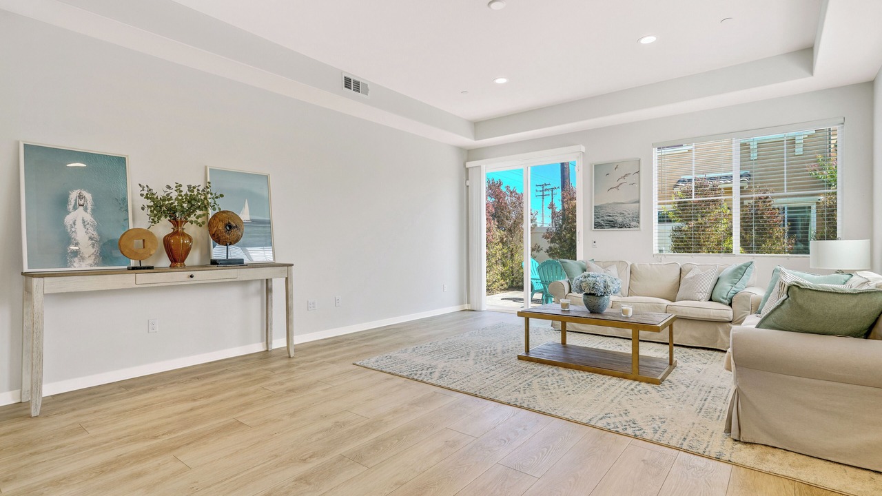 Photo of Livingroom in Harbor Gateway South