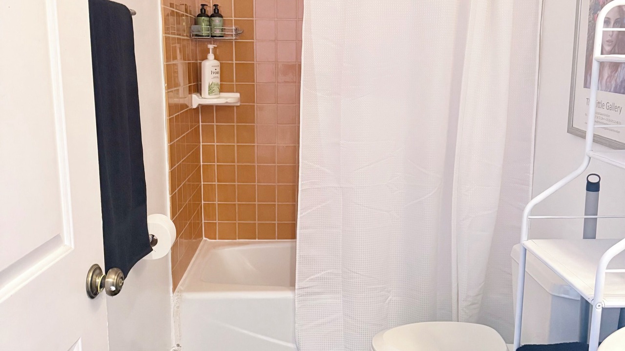 Photo of Bathroom in Mid-Wilshire