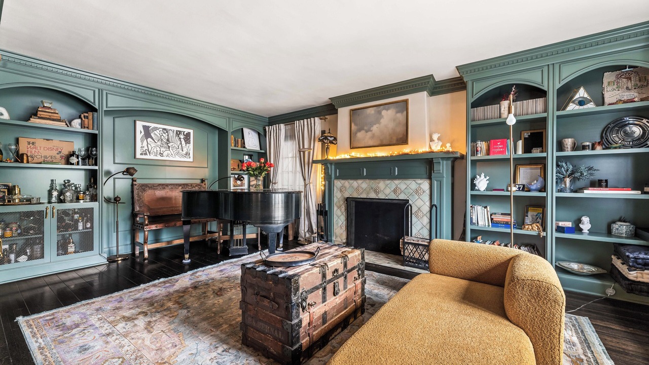 Photo of Livingroom in Greater Wilshire - Hancock Park