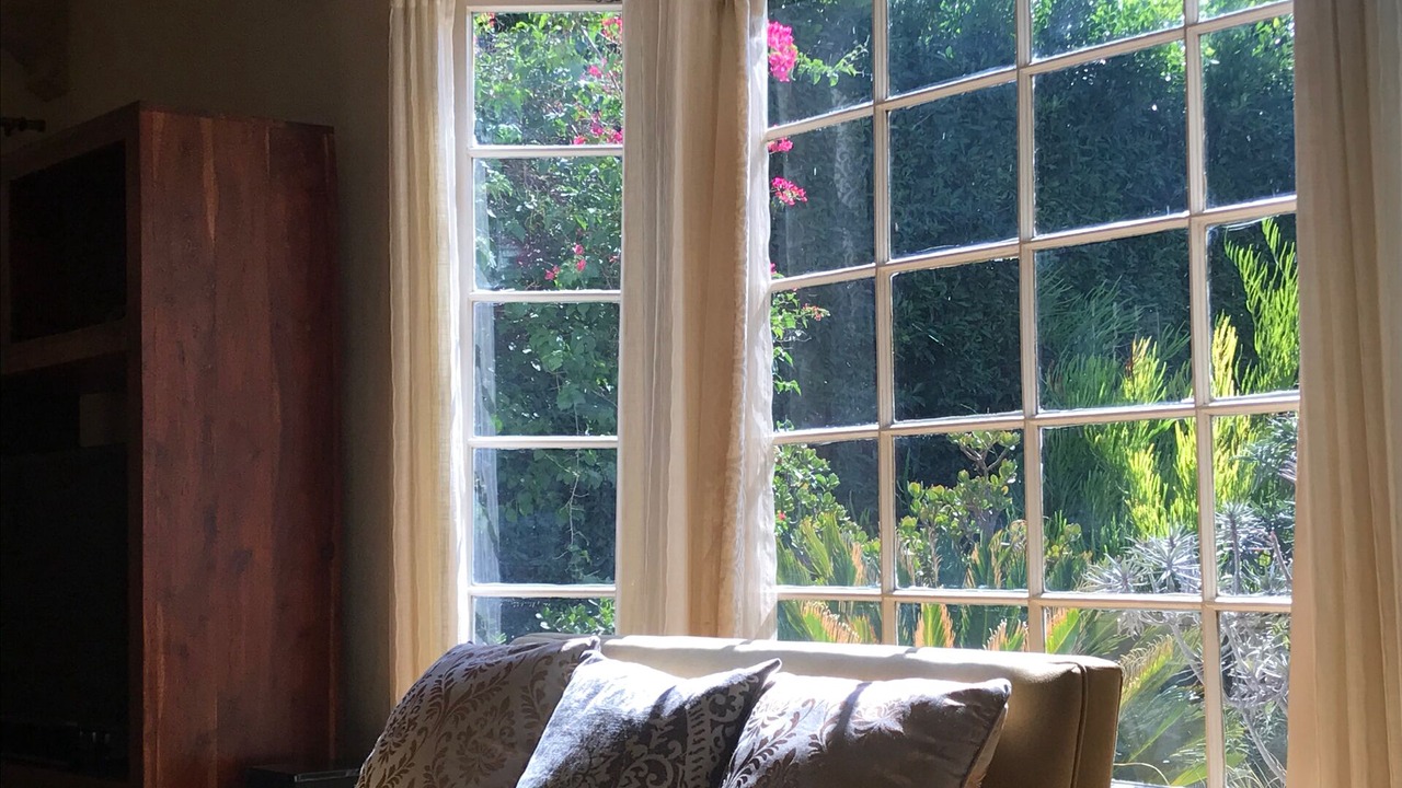 Photo of Livingroom in Greater Wilshire - Hancock Park
