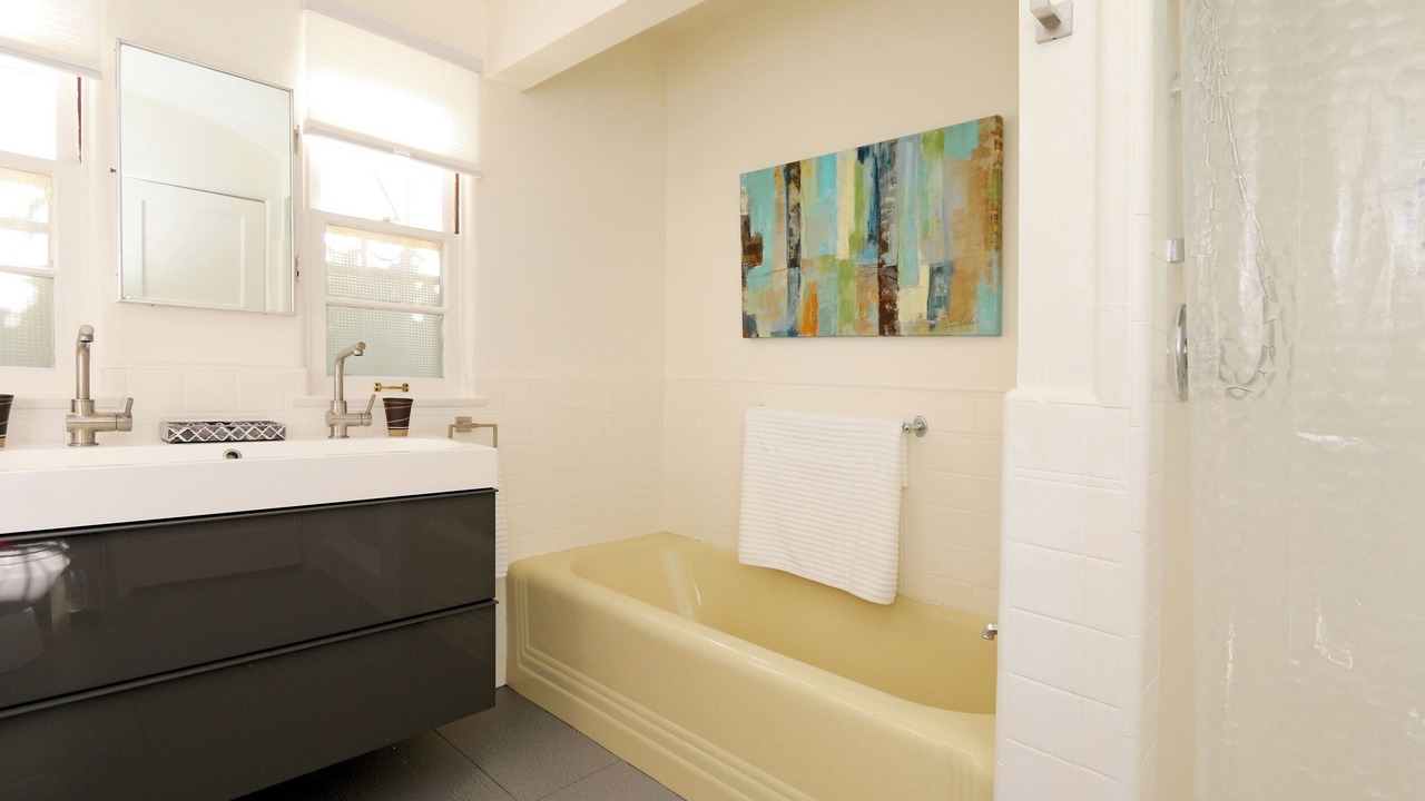 Photo of Bathroom in Greater Wilshire - Hancock Park