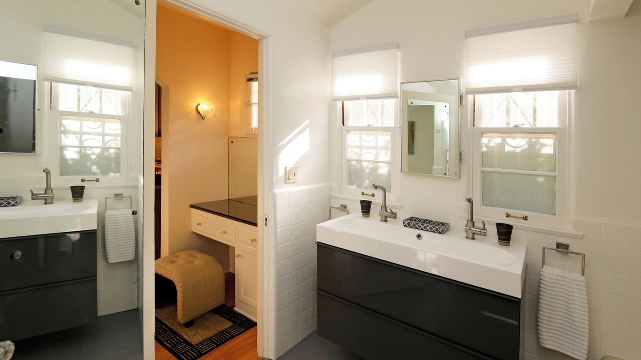 Photo of Bathroom in Greater Wilshire - Hancock Park