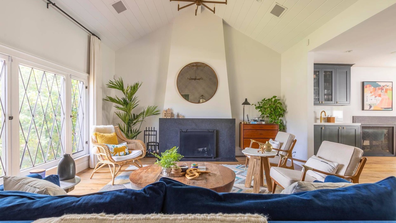Photo of Livingroom in Greater Wilshire - Hancock Park