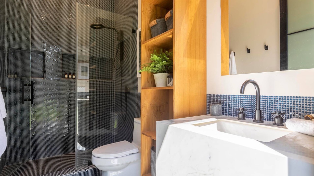 Photo of Bathroom in Greater Wilshire - Hancock Park