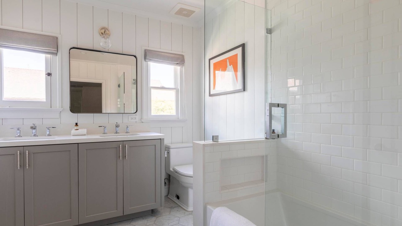 Photo of Bathroom in Greater Wilshire - Hancock Park