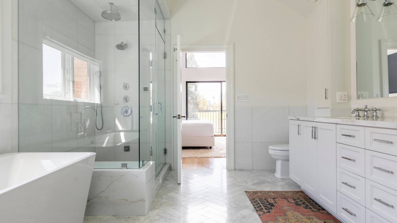 Photo of Bathroom in Greater Wilshire - Hancock Park