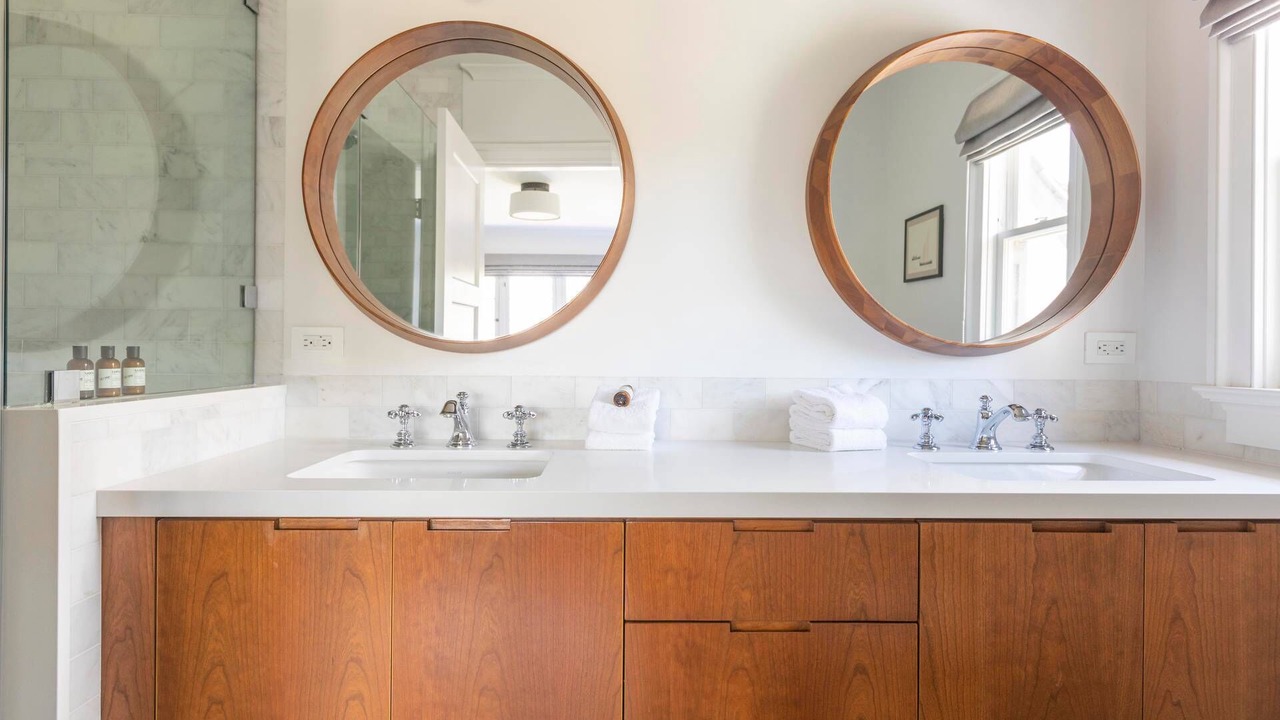 Photo of Bathroom in Greater Wilshire - Hancock Park