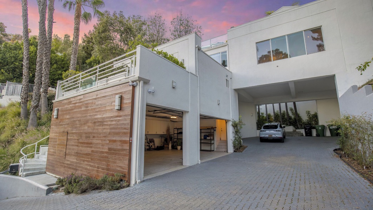 Photo of Outdoor in Hollywood Hills West