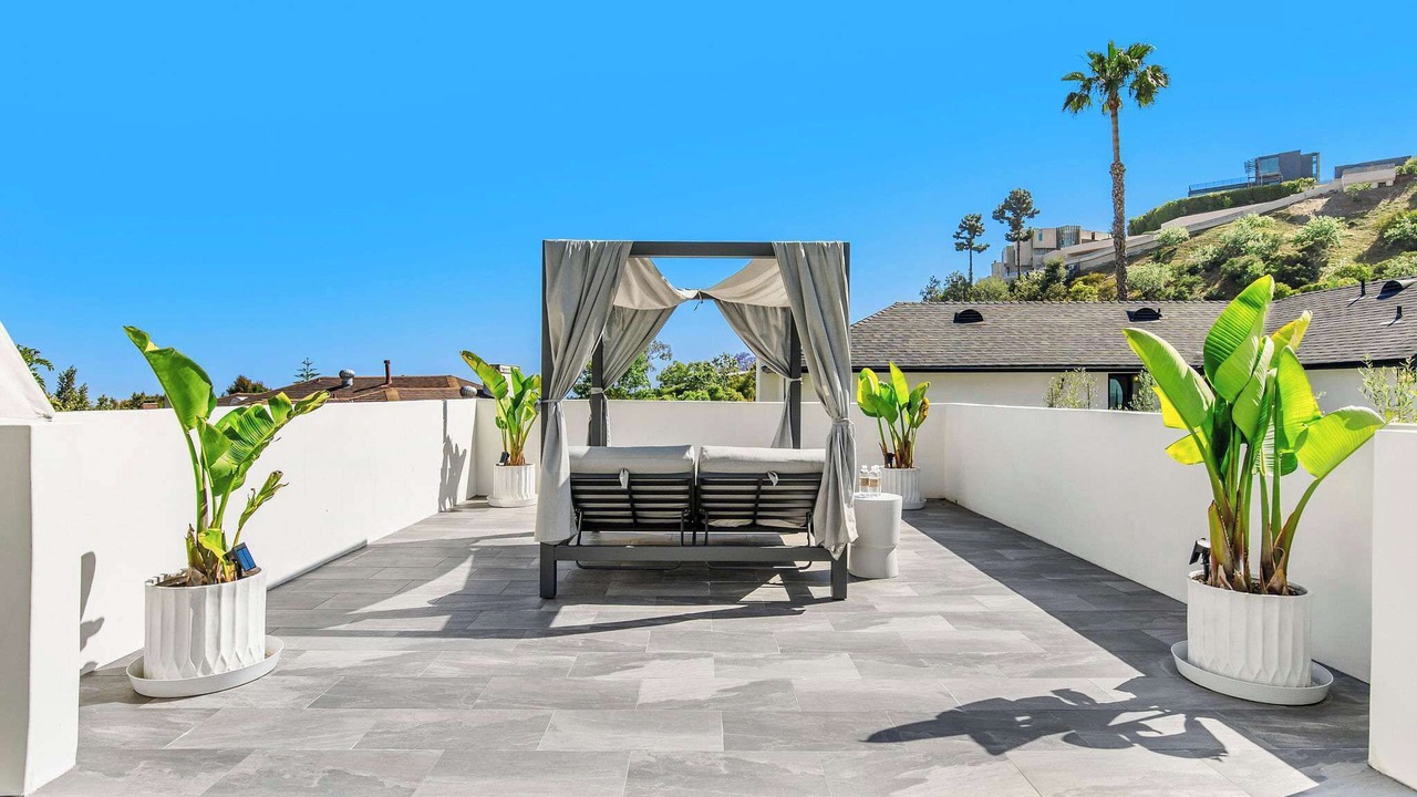 Photo of Others in Hollywood Hills West