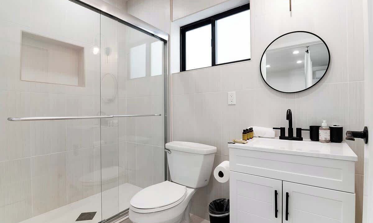 Photo of Bathroom in Greater Wilshire - Hancock Park