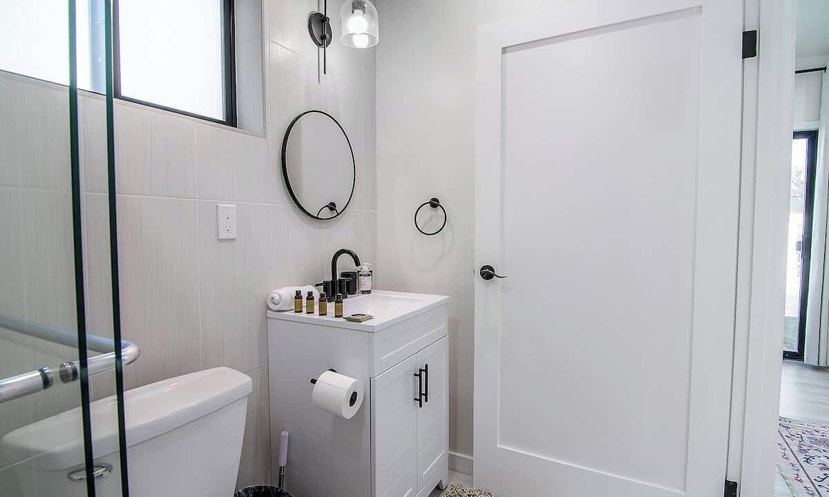 Photo of Bathroom in Greater Wilshire - Hancock Park