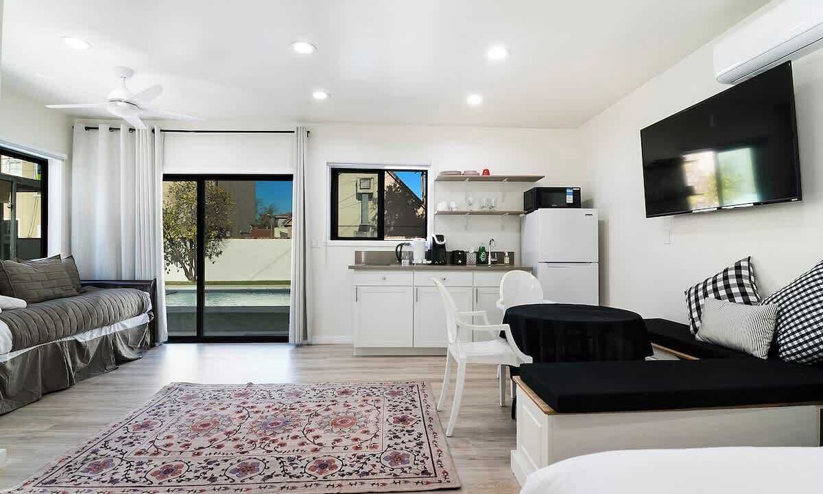 Photo of Livingroom in Greater Wilshire - Hancock Park