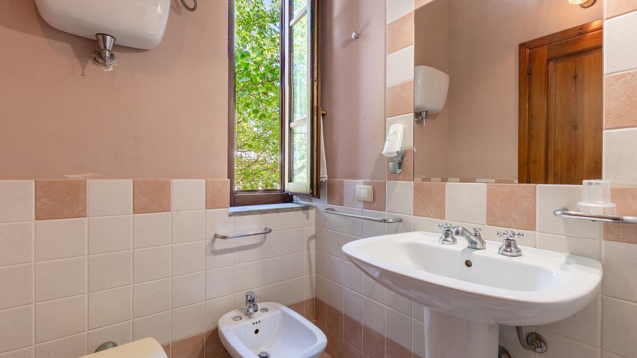 Photo of Bathroom in Montone