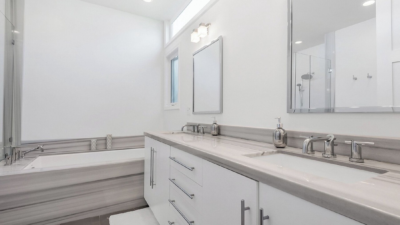 Photo of Bathroom in Carthay Circle