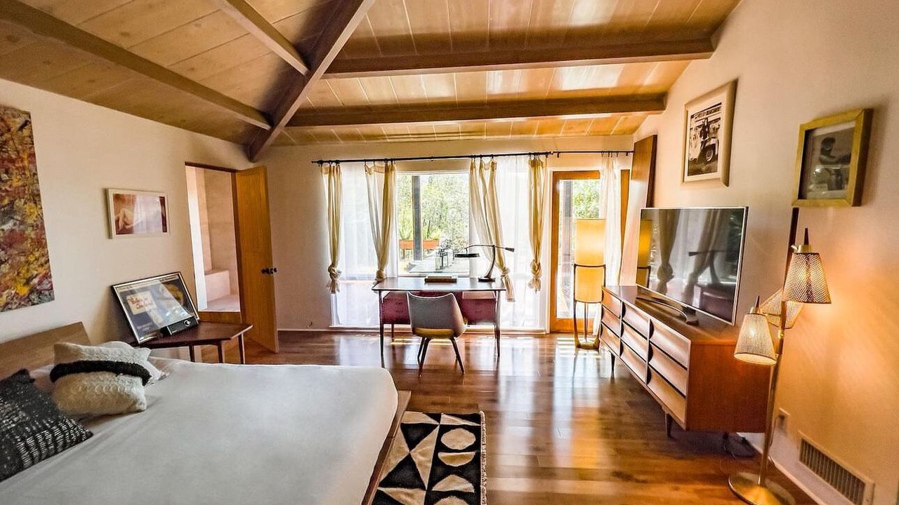 Photo of Bedroom in Beverly Glen