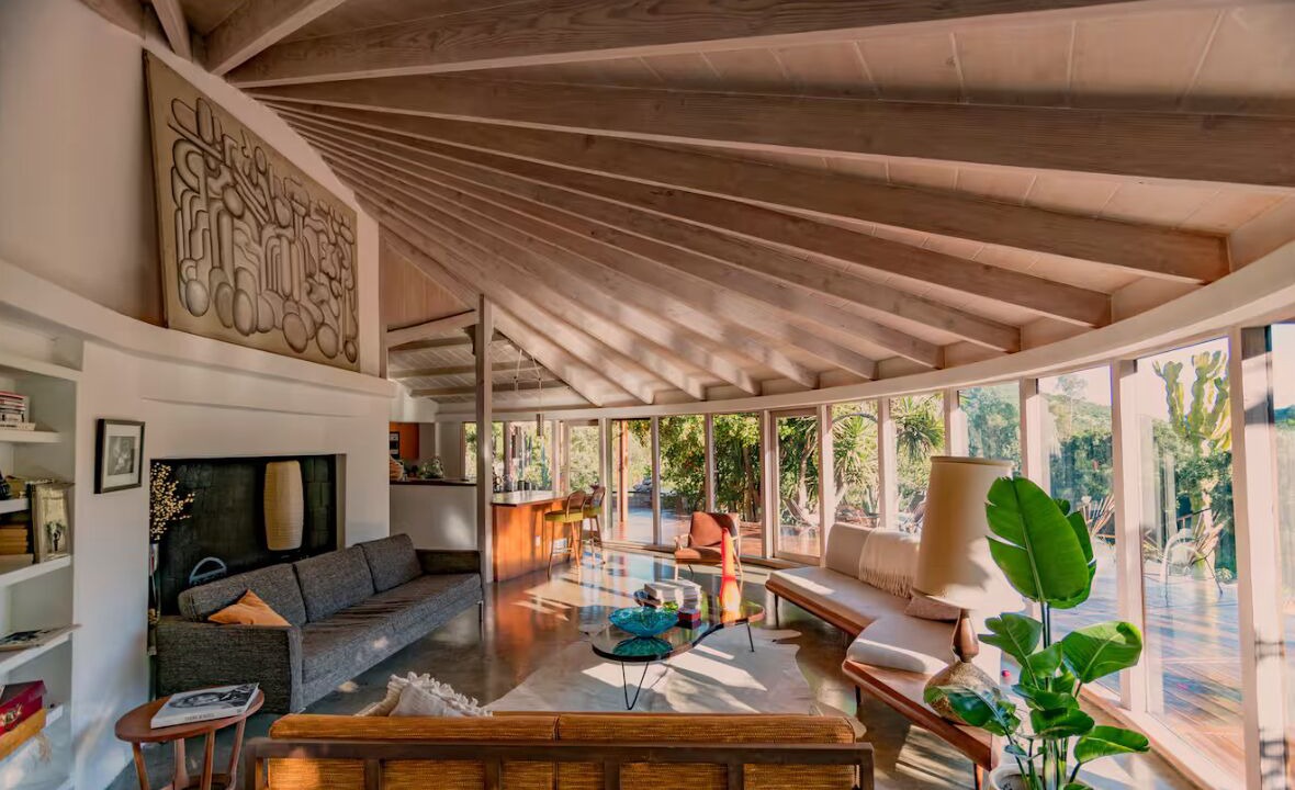 Photo of Livingroom in Beverly Glen