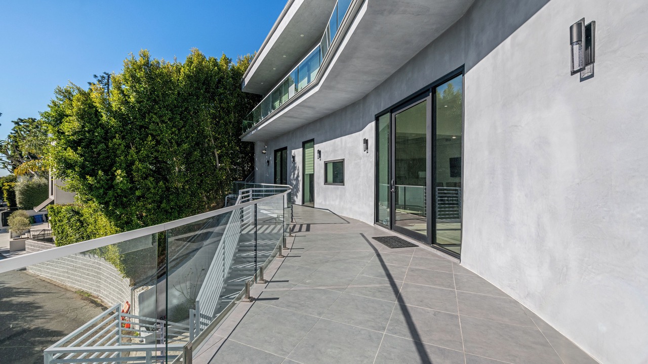 Photo of Patio Balcony in Beachwood Canyon