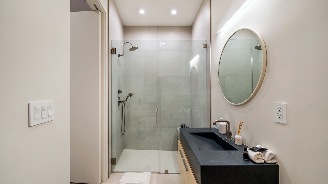 Photo of Bathroom in Hollywood Dell