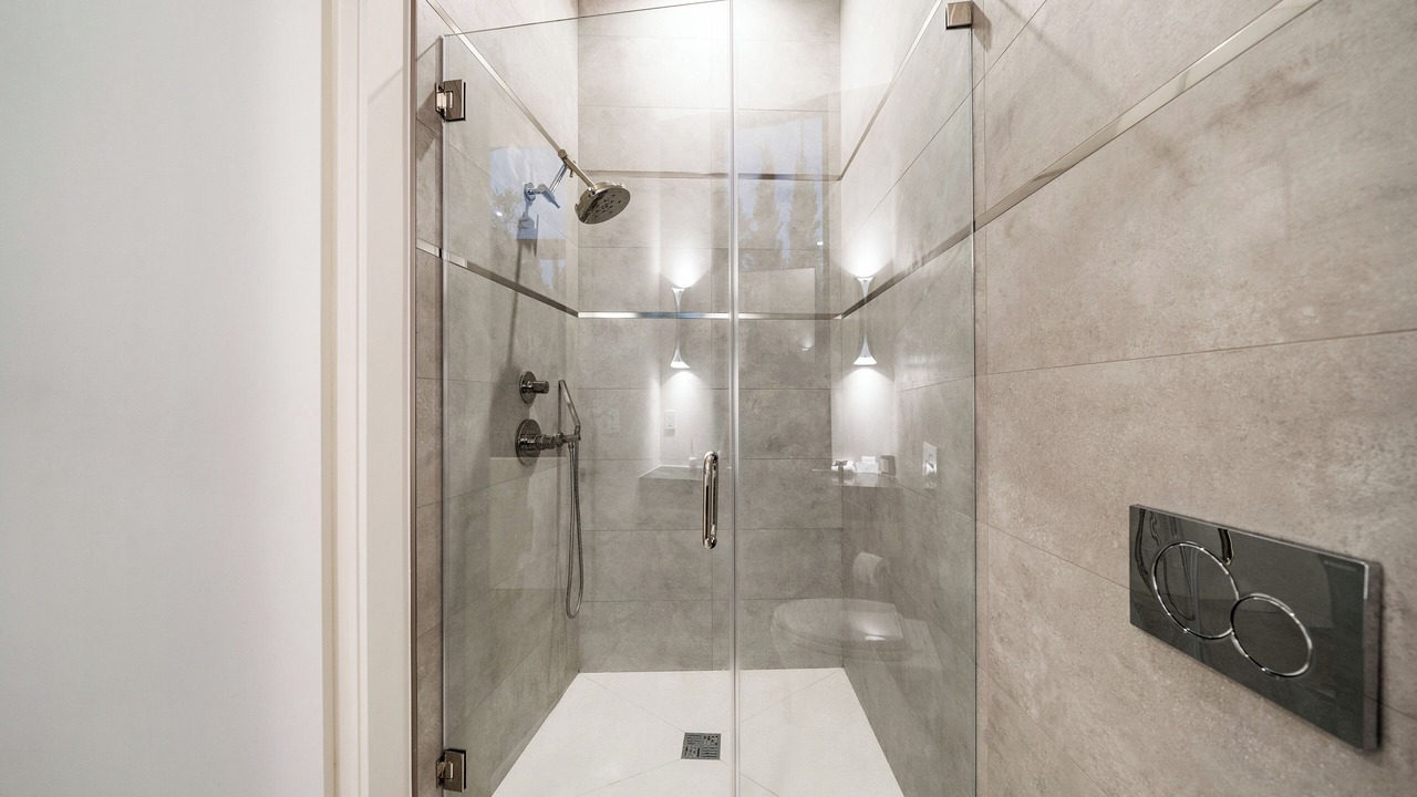 Photo of Bathroom in Hollywood Dell