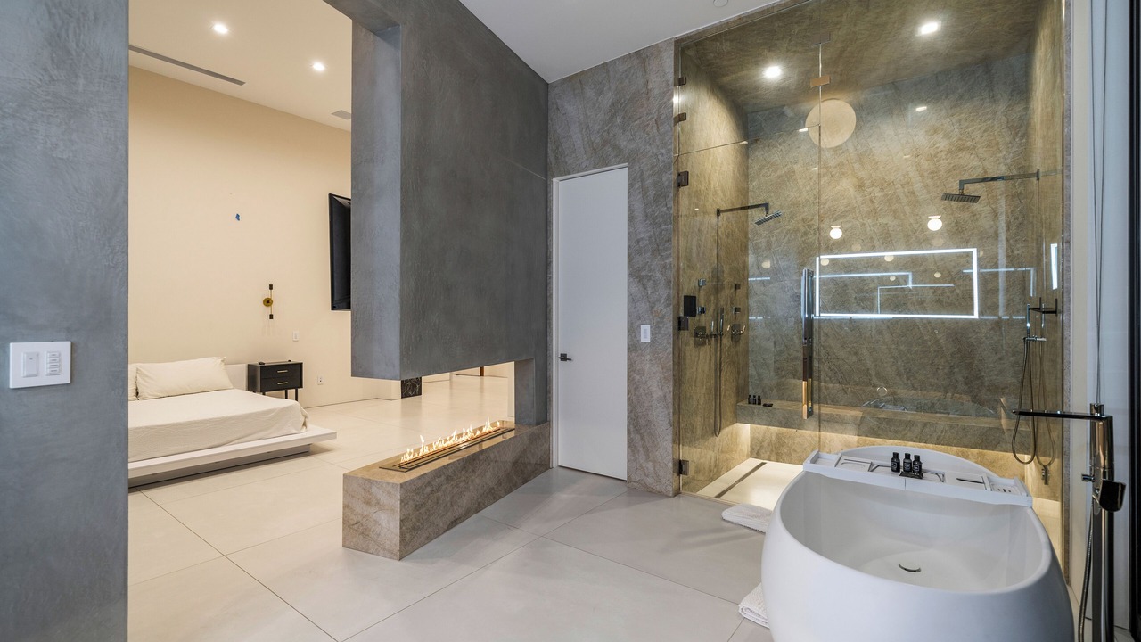 Photo of Bathroom in Hollywood Dell