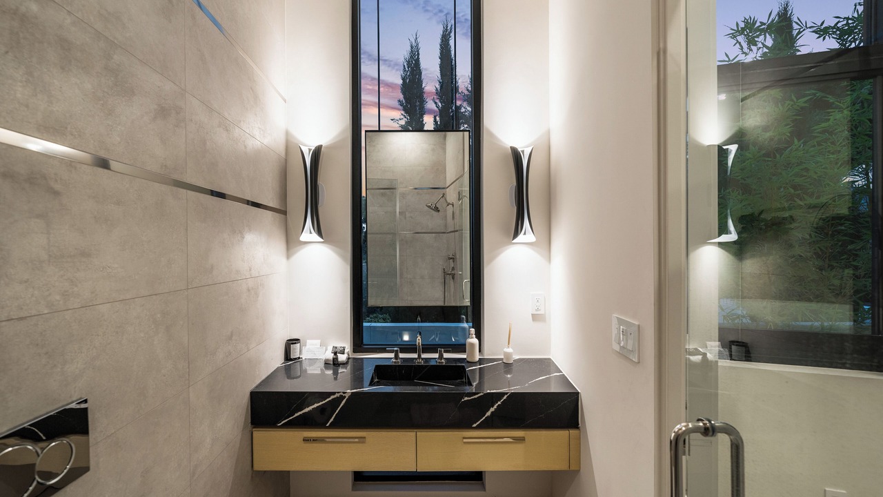 Photo of Bathroom in Hollywood Dell