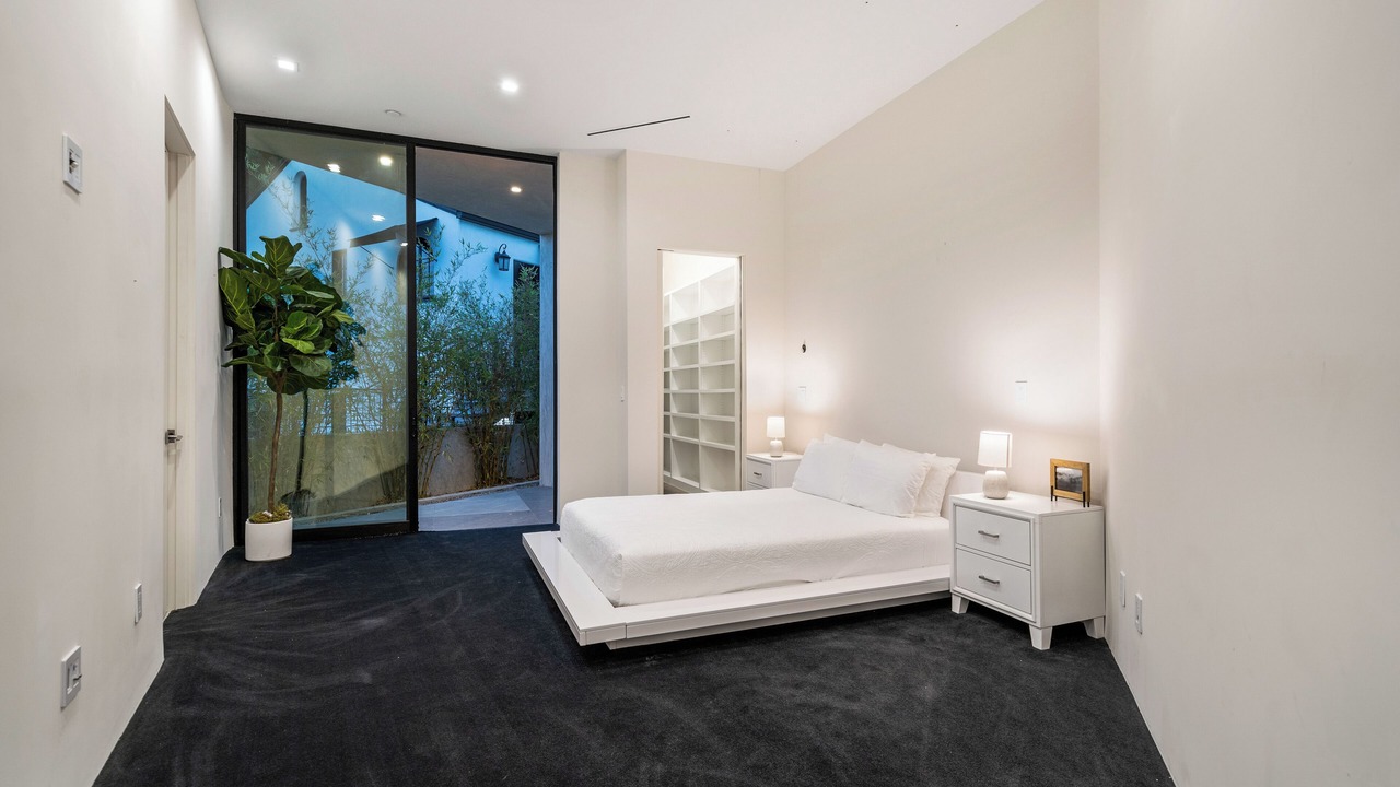 Photo of Bedroom in Hollywood Dell