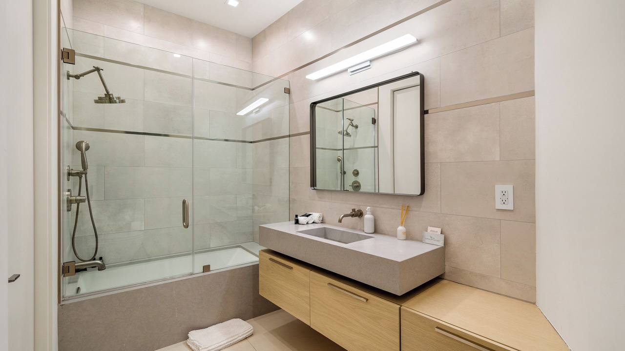 Photo of Bathroom in Hollywood Dell