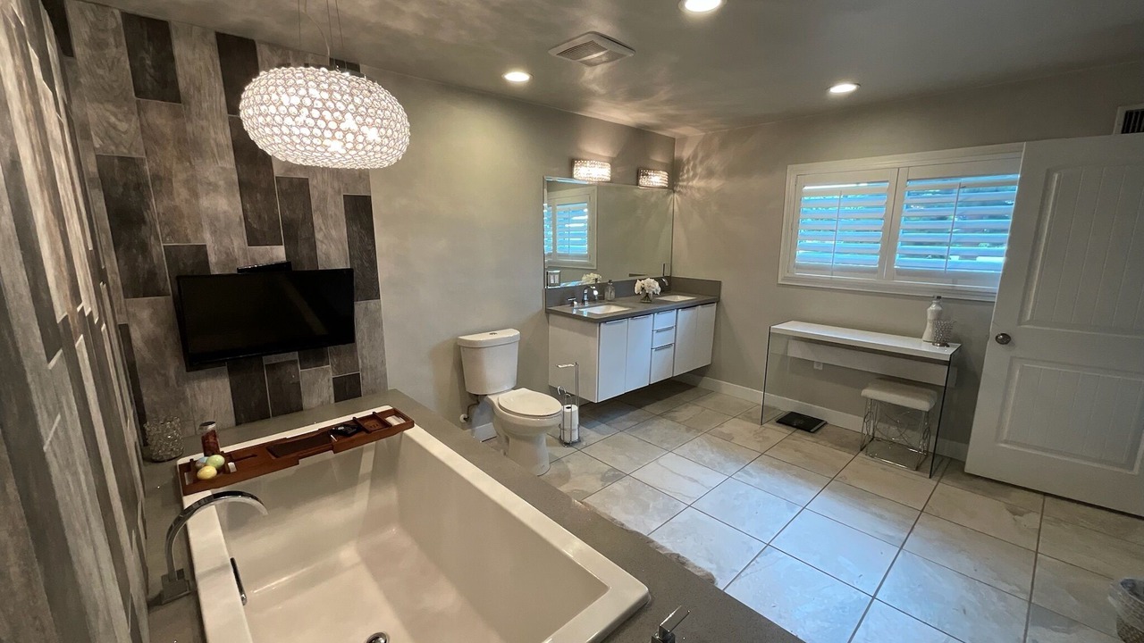 Photo of Bathroom in The Plaza