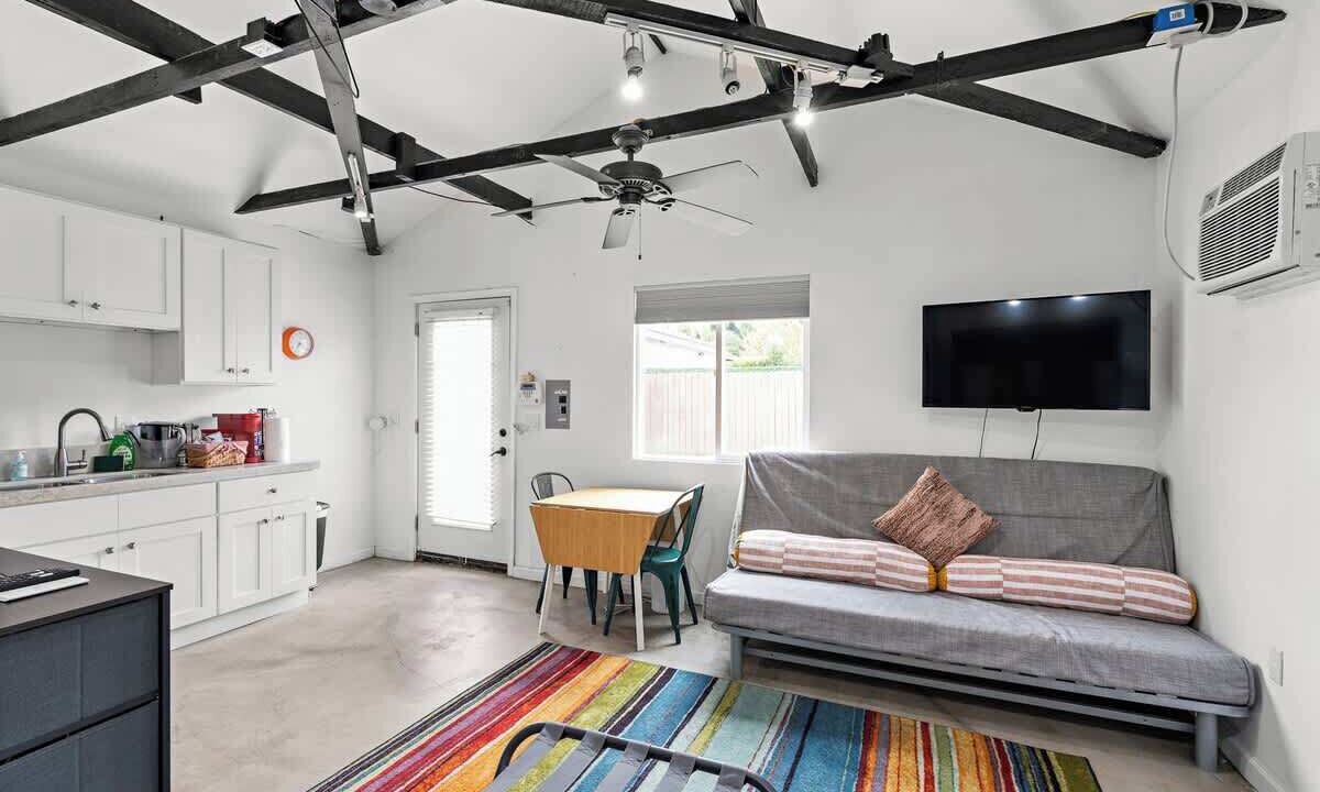 Photo of Livingroom in Pico - Robertson