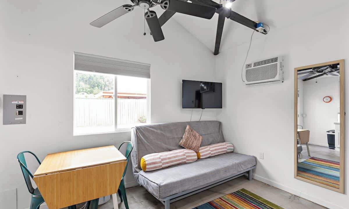 Photo of Livingroom in Pico - Robertson