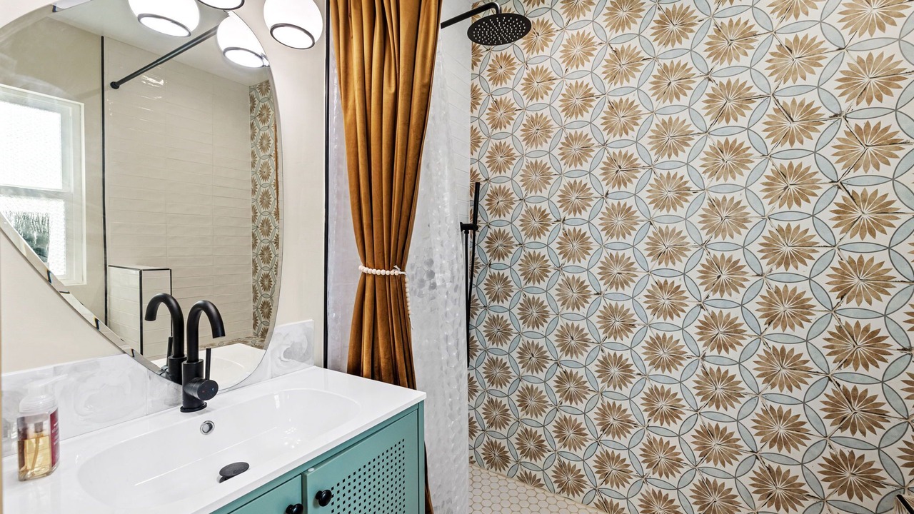 Photo of Bathroom in Del Aire