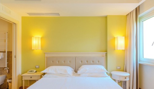 Comfort Room, 1 Queen Bed, Pets Allowed, Garden View